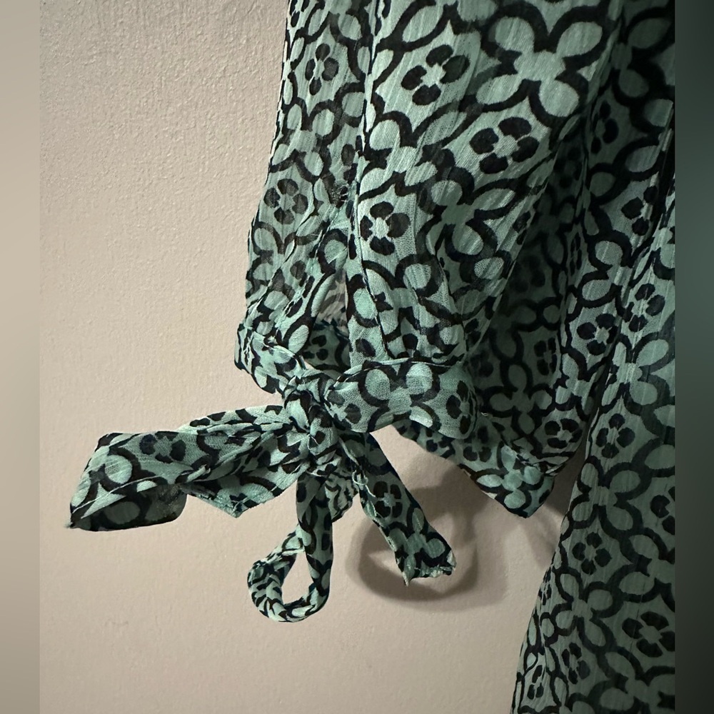 ROZ & ALI size XL Green 3/4 Sleeve Blouse with ties. - Picture 4 of 7